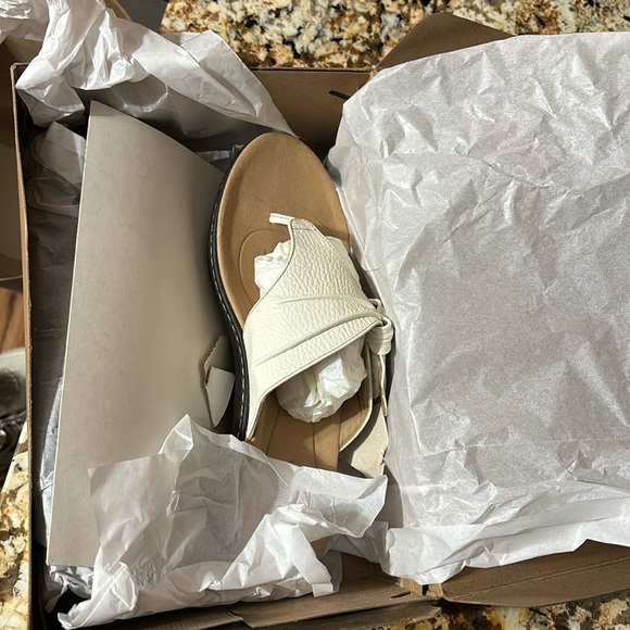 Brand new Clarks ladies sandals, white leather size 10 - Picture 2 of 6